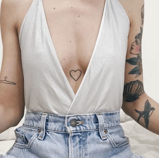 Underboob tattoo: inspirations to go for the tattoo between the breasts!