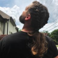 Intrecciare i capelli da uomo: 10 foto di stili diversi a cui ispirarsi
