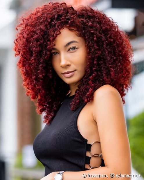 Red hair on brown skin: which colors suit skin tone