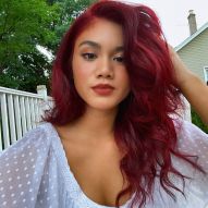 Red hair on brown skin: which colors suit skin tone