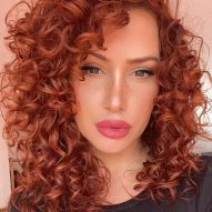 Red hair on brown skin: which colors suit skin tone