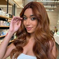 Red hair on brown skin: which colors suit skin tone