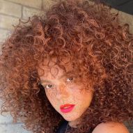 Red hair on brown skin: which colors suit skin tone