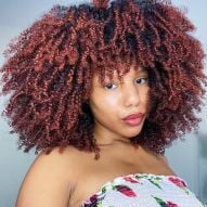 Cheveux roux bouclés : 20 photos d'inspiration et conseils pour choisir la teinte parfaite