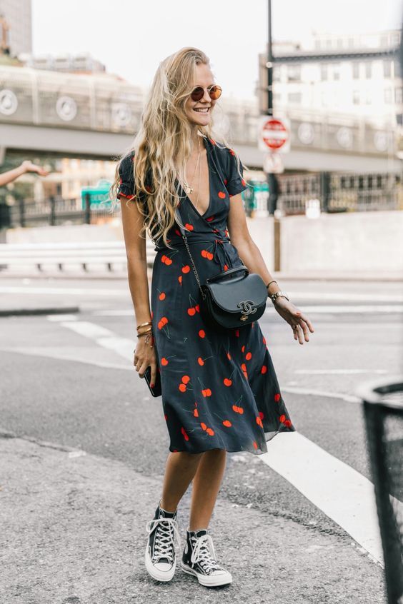 Dress with sneakers: invest in this stylish look