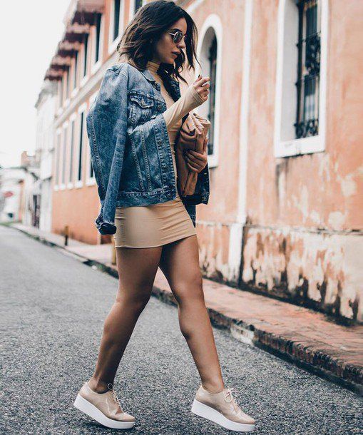 Vístete con zapatillas: invierte en este look estiloso