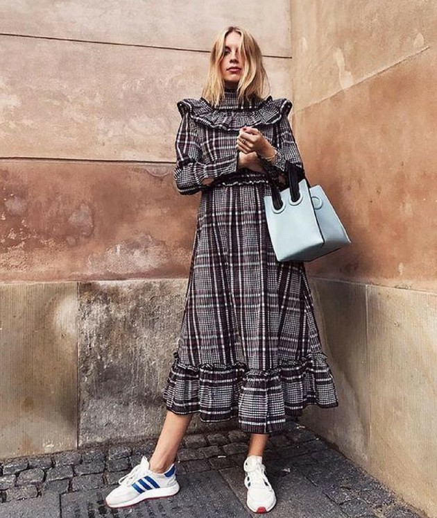 Dress with sneakers: invest in this stylish look