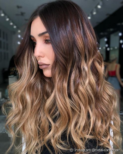 Bruna illuminata dai capelli neri: 40 foto a cui ispirarsi e consigli per ottenere il colore