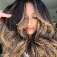 Bruna illuminata dai capelli neri: 40 foto a cui ispirarsi e consigli per ottenere il colore