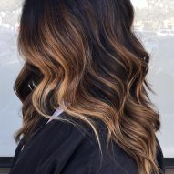 Morena iluminada en cabello negro: 40 fotos para inspirarte y tips para lograr el color