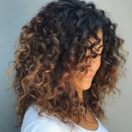 Morena iluminada en cabello negro: 40 fotos para inspirarte y tips para lograr el color