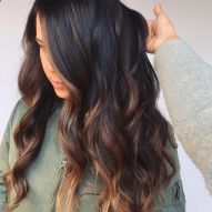 Morena iluminada en cabello negro: 40 fotos para inspirarte y tips para lograr el color