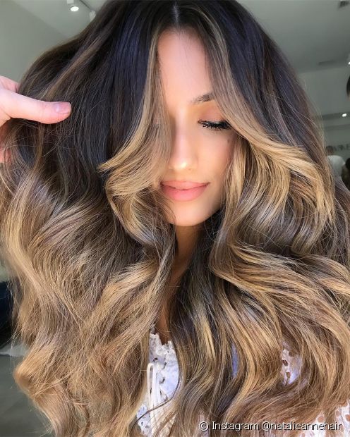 Bruna illuminata dai capelli neri: 40 foto a cui ispirarsi e consigli per ottenere il colore