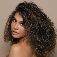 Morena iluminada en cabello negro: 40 fotos para inspirarte y tips para lograr el color