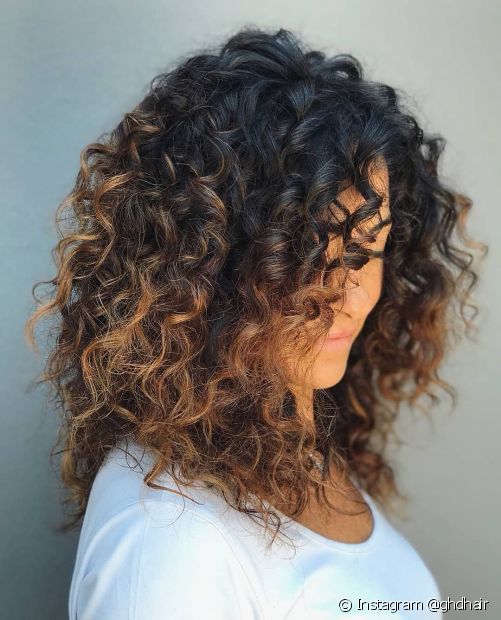 Bruna illuminata dai capelli neri: 40 foto a cui ispirarsi e consigli per ottenere il colore