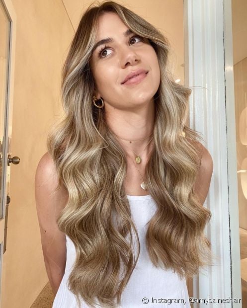 Long blonde hair: 20 inspirations and tips on how to dye it with a light color