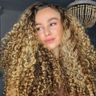 Longs cheveux blonds : 20 inspirations et astuces pour les teindre avec une couleur claire