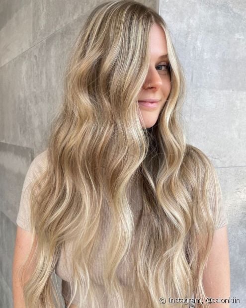 Long blonde hair: 20 inspirations and tips on how to dye it with a light color