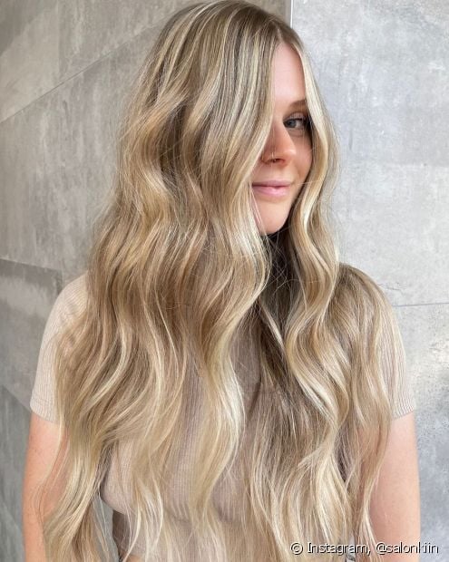 Longs cheveux blonds : 20 inspirations et astuces pour les teindre avec une couleur claire