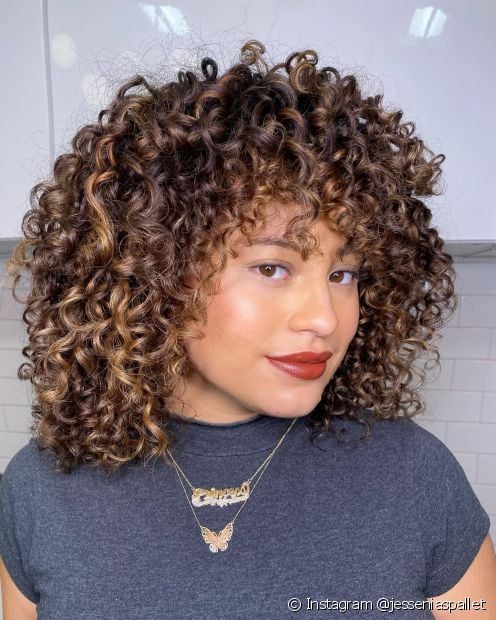 Curly lit brunette: 18 inspirations in different skin tones and curl types