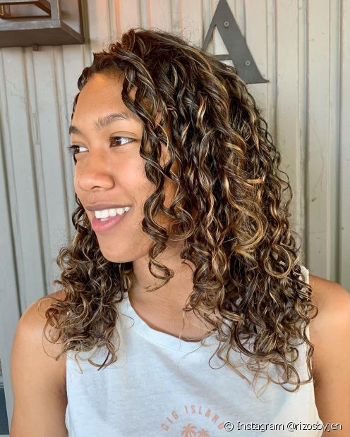 Curly lit brunette: 18 inspirations in different skin tones and curl types