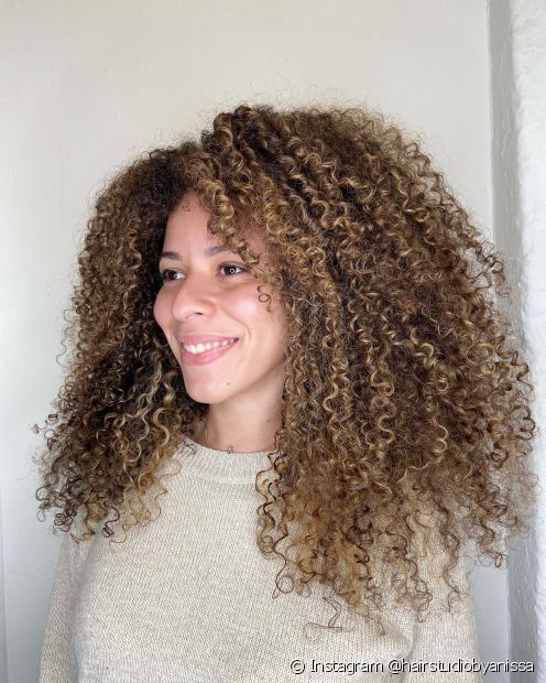 Curly lit brunette: 18 inspirations in different skin tones and curl types