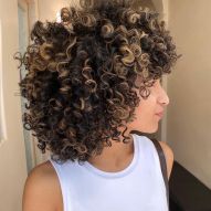 Curly lit brunette: 18 inspirations in different skin tones and curl types