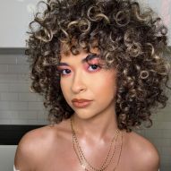 Curly lit brunette: 18 inspirations in different skin tones and curl types