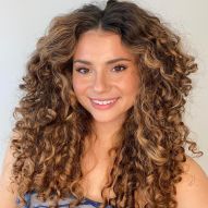 Curly lit brunette: 18 inspirations in different skin tones and curl types