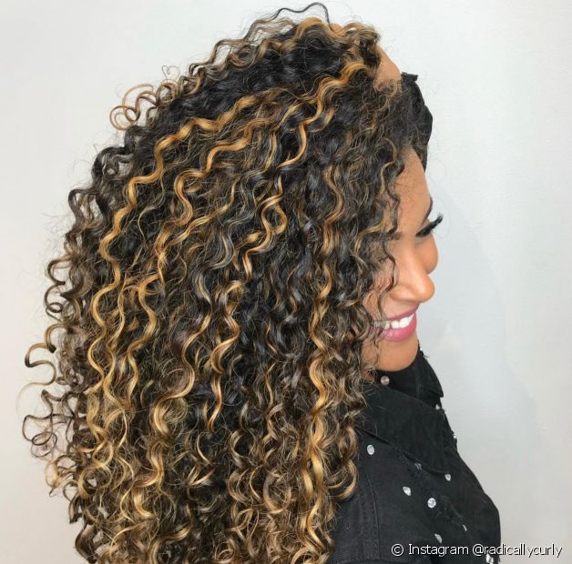 Curly lit brunette: 18 inspirations in different skin tones and curl types