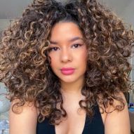 Curly lit brunette: 18 inspirations in different skin tones and curl types