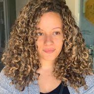 Curly lit brunette: 18 inspirations in different skin tones and curl types