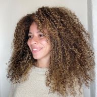 Curly lit brunette: 18 inspirations in different skin tones and curl types