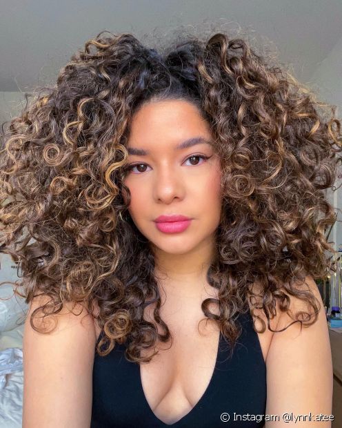 Curly lit brunette: 18 inspirations in different skin tones and curl types