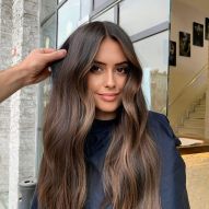Hair colors for brunettes: know which shades match your skin tone