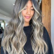 Cheveux blonds cendrés pour les brunes : comment obtenir de la couleur sur les mèches ?