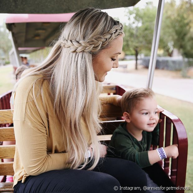 Ash blonde hair for brunettes: how to achieve color on strands?