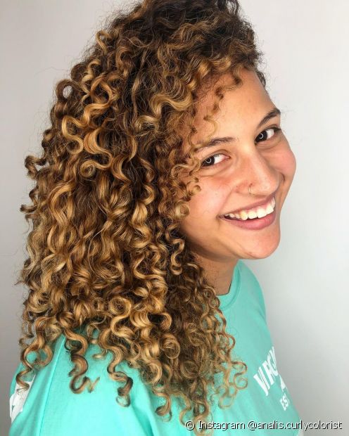 How to give volume and definition to curly and frizzy hair in the same finish? 7 tips!