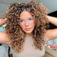 How to give volume and definition to curly and frizzy hair in the same finish? 7 tips!