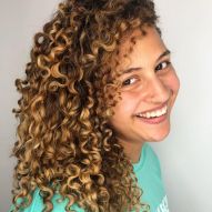 How to give volume and definition to curly and frizzy hair in the same finish? 7 tips!