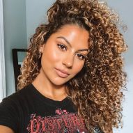 Curly hair with lights: tips on how to take care of discolored hair