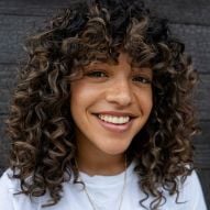 Curly hair with lights: tips on how to take care of discolored hair