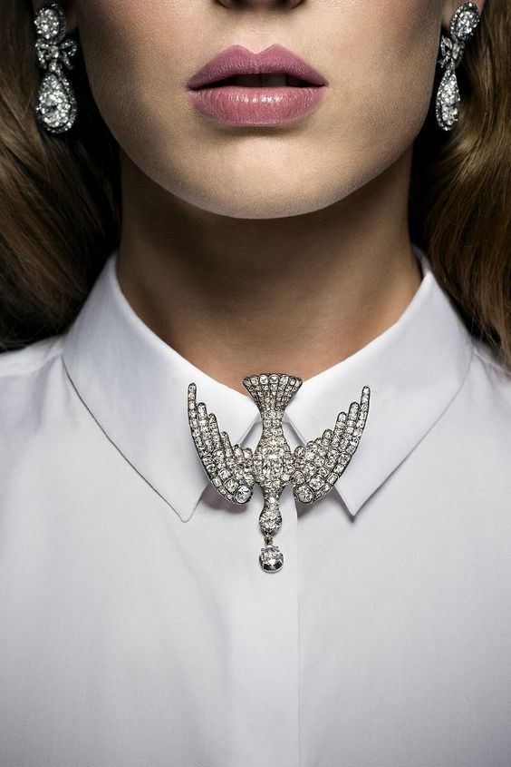 60+ ways to wear brooches to put together a fashion look