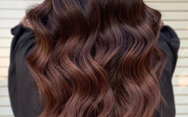 Todo lo que necesitas saber sobre el cabello chocolate, ¡el color de moda!