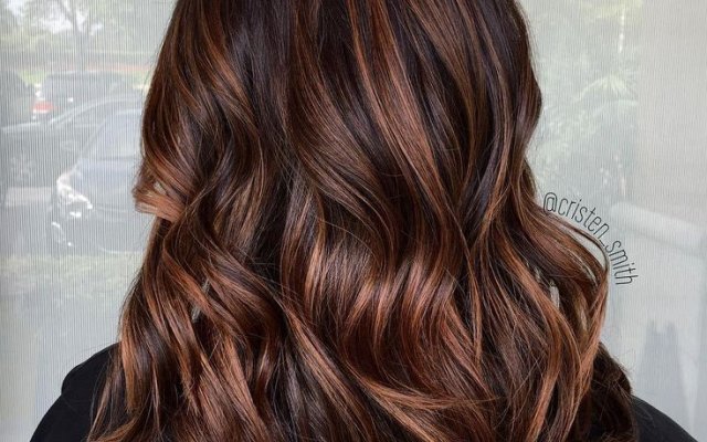 Todo lo que necesitas saber sobre el cabello chocolate, ¡el color de moda!