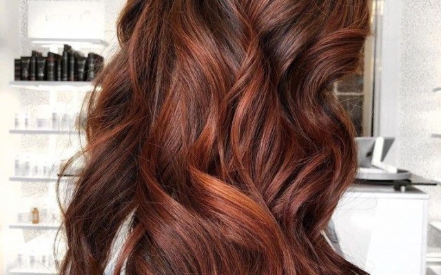 Todo lo que necesitas saber sobre el cabello chocolate, ¡el color de moda!