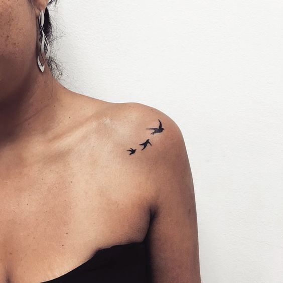 Female shoulder tattoo: get inspired with beautiful suggestions before making yours!