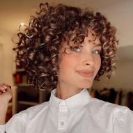 Cheveux courts bouclés : découvrez les coupes tendances pour chaque type de boucles