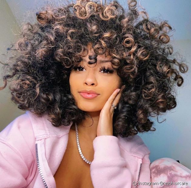 Black curly hair with highlights: 20 inspirations and nuance tips