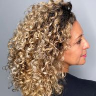 Black curly hair with highlights: 20 inspirations and nuance tips